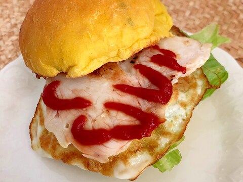 鶏ハムと目玉焼きのバーガー